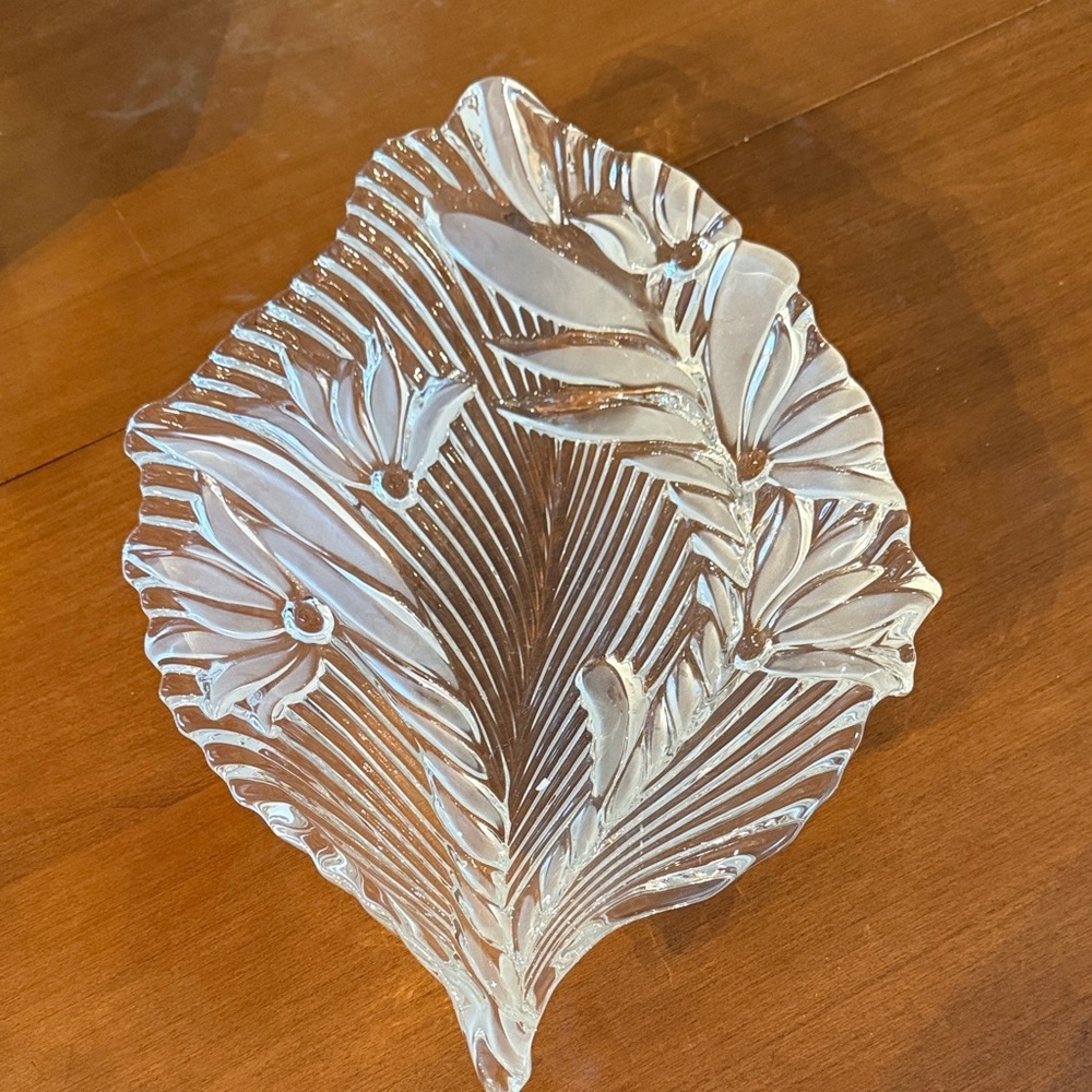 Mikasa Crystal Leaf Shaped Dish Floral Ribbed - Picture 5 of 7
